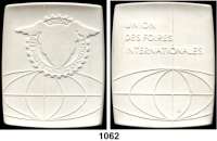 MEDAILLEN AUS PORZELLAN,Staatliche Porzellan-Manufaktur MEISSEN Leipzig 1964 weiß.  Messeamt - Union des Foires Internationales (Vereinigung der internationalen Messen).  Weigelt 4284.  (Probe).  87 x 71 mm.