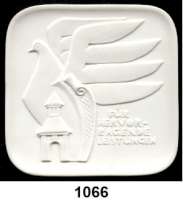 MEDAILLEN AUS PORZELLAN,Staatliche Porzellan-Manufaktur MEISSEN Magdeburg 1977 braun.  Versorgungszentrum Pharmazie und Medizintechnik.  Weigelt 6331.  (Auflage 500 Exemplare).  78 mm.
