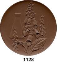 MEDAILLEN AUS PORZELLAN,Staatliche Porzellan-Manufaktur MEISSEN Thum 1976 weiß.  Ehrenplakette der Stadt.  Weigelt 6479.  (Auflage 750 Exemplare).  90 x 90 mm.
