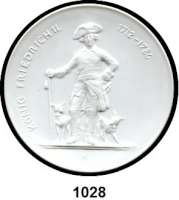 MEDAILLEN AUS PORZELLAN,Staatliche Porzellan-Manufaktur MEISSEN Berlin 1991 weiß.  Galerie-Verlag.  Friedrich II. von Preußen.  Weigelt 10007.  (Auflage 120 Exemplare).  101 mm.