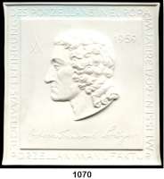 MEDAILLEN AUS PORZELLAN,Staatliche Porzellan-Manufaktur MEISSEN Meissen 1959 weiß.  Jahresplakette der Manufaktur.  Auflage 100 Stück (Nr. 90).  Kopf Johann Friedrich Böttger nach links, darunter in Faksimile die Unterschrift : Johann Friedrich Böttger.  Weigelt 3351.  124 x 120 mm.  Im Originaletui (beschädigt) mit Begleitkarte der Manufaktur 