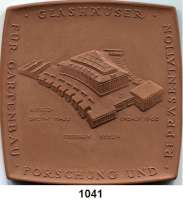 MEDAILLEN AUS PORZELLAN,Staatliche Porzellan-Manufaktur MEISSEN Dresden 1972 braun.  VEB Spezialglashausbau.  Weigelt 5179/1.0.  (Auflage 200 Exemplare).  96 x 96 mm.  Im Originaletui.