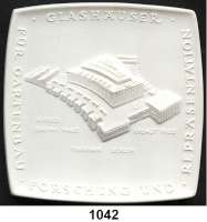 MEDAILLEN AUS PORZELLAN,Staatliche Porzellan-Manufaktur MEISSEN Dresden 1972 weiß.  VEB Spezialglashausbau.  Weigelt 5179/2.0.  (Auflage 30 Exemplare).  94 x 94 mm.