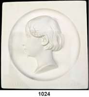 MEDAILLEN AUS PORZELLAN,Staatliche Porzellan-Manufaktur MEISSEN Berlin 1983/1985 weiß.  Staatliche Museen - Marie d´Alton (Enkelin von Christian Daniel Rauch.  Das Gipsrelief von 1836 befindet sich im Besitz der Nationalgalerie).  Weigelt 7120/8066.  (Gesamtauflage 245 Exemplare).  154 x 152 mm.