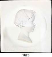 MEDAILLEN AUS PORZELLAN,Staatliche Porzellan-Manufaktur MEISSEN Berlin 1983/1985 weiß.  Staatliche Museen - Guido d´Alton (Enkel von Christian Daniel Rauch.  Das Gipsrelief von 1837 befindet sich im Besitz der Nationalgalerie).  Weigelt 7121/8067.  (Gesamtauflage 234 Exemplare).  154 x 152 mm.