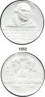 MEDAILLEN AUS PORZELLAN,Andere Hersteller  Weiße Medaille o.J. (91 mm, Signiert IS).  Martin Luther.  Brustbild, DIE FREIHEIT IST DAS EINZIGE GUT WELCHES SICH DURCH NICHTGEBRAUCH ABNÜTZT. /  Stil. Traubenbaum, darunter MARTIN LUTHER 1483-1546.