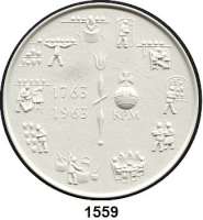 MEDAILLEN AUS PORZELLAN,Andere Hersteller KPM-Berlin Weiße Medaille 1963.  200 Jahrfeier der Manufaktur.  Manufakturzeichen und Arbeitsabläufe. / 12 Textzeilen (Auszug aus dem Vertrag mit Friedrich d. Großen.  95 mm.