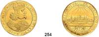 Deutsche Münzen und Medaillen,Danzig, Stadt Wladislaw IV. 1633 - 1648 3 1/2 Dukaten 1645 G-R.  11,83 g.  Gekröntes und geharnischtes Brustbild nach rechts. / Stadtansicht, unten halten zwei Löwen das Stadtwappen, oben strahlender Name Jehovas.  Dutkowski/Suchanek 257 a.  Vgl. Vossberg 828.  Vgl. Fb. 20/21.  GOLD.