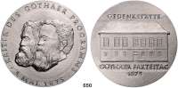 M E D A I L L E N,Städte Gotha Weißmetall-Gußmedaille o.J.  Gedenkstätte Gothaer Parteitag 1875 - Kritik des Gothaer Programms.  Köpfe von Karl Marx und Friedrich Engels nach links. /  Tivoli in Gotha.  72 mm.  131,3 g.  In Originalschachtel.