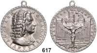M E D A I L L E N,Personen Bach, Johann Sebastian (*1683, +1750) Silbermedaille 1924 (K. Goetz).  Bachfest auf der Wartburg.  Kopf n. r. /  Christus am Kreuz vor Orgel und Wartburg.  36 mm.  18,76 g.  Kienast 315.  Rand :: BAYER. HAUPTMÜNZAMT FEINSILBER.