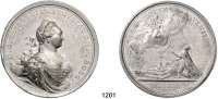 AUSLÄNDISCHE MÜNZEN,Russland Elisabeth 1741 - 1762 Zinnmedaille 1754 (Timofey Ivanov).  Auf die Geburt des Großherzogs Paul Petrowitsch.  Brustbild der Zarin nach rechts. /  Engel aus Wolken übergibt das Kind an die kniende Russia.  65 mm.  90,08 g.  Diakov 97.2.