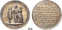 M E D A I L L E N,Religion; Liebe und Ehe  Silbergußmedaille o.J.  Auf das Eheversprechen.  Brautpaar seitlich eines Altars wird von Jesus Christus getraut. /  8 Textzeilen zwischen zwei Liebesknoten.  51,5 mm.  27,53 g.
