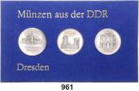 Deutsche Demokratische Republik,Thematische Sätze  40. Jahrestag der Zerstörung Dresdens.  10 Mark 1985  Semperoper Dresden; 5 Mark 1985  Zwinger in Dresden und zerstörte Frauenkirche in Dresden.  Im Münzrahmen (blau) mit Aufschrift 