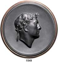 MEDAILLEN AUS PORZELLAN,Andere Hersteller  Einseitige Kohleplakette mit Goldrand o.J..  Belorbeerter Kopf nach rechts.  Kaiser Napoleon von Frankreich.  90 mm.  Im Etui.