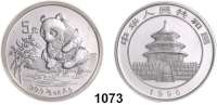 AUSLÄNDISCHE MÜNZEN,China Volksrepublik seit 1949 5 Yuan 1996 (1/2 Silberunze).  Panda mit Zweig, am Ufer sitzend.  Schön 869.  KM 898.  In Kapsel.  Verschweißt.
