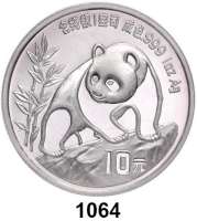AUSLÄNDISCHE MÜNZEN,China Volksrepublik seit 1949 10 Yuan 1990 (Silberunze).  Jahreszahl mit Serifen.  Panda besteigt Felsen.   Schön 273.  KM 276.  In Kapsel.  Verschweißt.