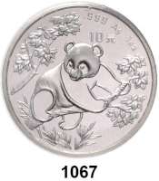 AUSLÄNDISCHE MÜNZEN,China Volksrepublik seit 1949 10 Yuan 1992 (Silberunze).  Panda auf Baum.  Große Jahreszahl.   Schön 408.  KM 397.  In Kapsel.  Verschweißt.