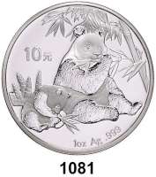 AUSLÄNDISCHE MÜNZEN,China Volksrepublik seit 1949 10 Yuan 2007 (Silberunze).  Panda mit Jungtier beim Verzehr von Bambus.  Schön 1548.  KM 1706.  In Kapsel.