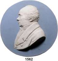 MEDAILLEN AUS PORZELLAN,Andere Hersteller Sonstige Hersteller Einseitige weiße Porzellanplakette o.J..  (datiert  1824).    Erhabenes Brustbild nach links, Hintergrund blau.  143 mm.