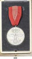 M E D A I L L E N,Olympiade Berlin 1936 Offizielle Olympia-Erinnerungsmedaille von 1936. Eisen versilbert. Mit Band. Im Originaletui.
