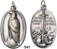 M E D A I L L E N,Weltkrieg Ovale versilberte Bronzemedaille mit Öse 1915 (Carl Stock). Hilfe für Kriegsgefangene Deutsche. Adler auf Felsen thronend. / Schwert ersticht mehrköpfige Schlange. 51 x 30 mm. 24,95 g.