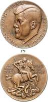 M E D A I L L E N,Personen Kennedy, John F. Niederländische Bronzemedaille o.J. (Pol Dom). Kopf nach links. / Der heilige Joris (St. Georg) den Drachen tötend. Text : A MAN DOES WHAT HE MUST. 70 mm. 123,69 g.