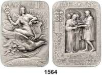 AUSLÄNDISCHE MÜNZEN,Frankreich 3. Republik 1870 - 1940 Silberplakette mit abgerundeten Ecken o.J. (Hippolyte Lefébvre).  Handelskammer von Roubaix.  Mittelalterliche Szene. /  Stadtgöttin schwebt auf einem Adler und trägt einen Hermesstab.  Randpunze : 2 ARGENT.  48 x 35 mm.  43,58 g.