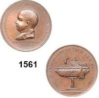 AUSLÄNDISCHE MÜNZEN,Frankreich Ludwig Philipp I. 1830 - 1848 Bronzemedaille 1841 (Montagny).  Auf die Taufe von Phillipe d'Orléans, bekannt als Philippe VII., Graf von Paris.  Kindeskopf nach links. /  Prachtvolles Taufbecken auf einem Ständer mit Putten, religiösen Symbolen und einer Kanne.  26 mm.  9,86 g.