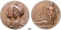 Deutsche Münzen und Medaillen,Preußen, Königreich Wilhelm II. 1888 - 1918 Bronzemedaille 1908 (A. M. Wolff bei L. Chr. Lauer).  Zur Erinnerung auf den Besuch des Kaiserpaars im Verein für die Geschichte Berlins.  Doppeltes Brustbild des Kaisers mit seiner Gemahlin links. /  Angelehnt stehende Berolina mit Blick auf das Reiterstandbild des Großen Kurfürsten auf der Schloßbrücke und das Berliner Stadtschloß, vor ihr Postament mit Kroninsignien.  60 mm.  73,65 g. Heidemann 728.