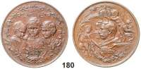 Deutsche Münzen und Medaillen,Preußen, Königreich Wilhelm II. 1888 - 1918 Bronzemedaille 1889 (L. Pulst nach O. Geyer bei Oertel, Berlin).  Sogenannte Familienmedaille.  Doppeltes Brustbild des Kaisers mit seiner Gemahlin links, herum Putti mit Palmzweig und Krone. /  Brustbilder dreier Knaben im Weinkranz. Riffelrand.  38,5 mm.  20,24 g.  Marienburg 6889(Ag).