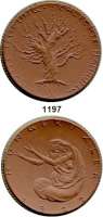 P O R Z E L L A N M Ü N Z E N,Spendenmünzen mit Talerbezeichnung Berlin Hungertaler 1922 braun, Rand grün.  Gipsform.  Not- und Hungerjahr.  Ex-Sammlung Klausch.  Ex-Sammlung Scheuch.