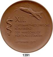 MEDAILLEN AUS PORZELLAN,Staatliche Porzellan-Manufaktur MEISSEN Strausberg 1971 braun (79 mm).  XII. Luftfahrtmedizinische Konferenz der Warschauer Vertragsstaaten und 10 Jahre Institut für Luftfahrtmedizin der NVA.  Auflage 100 Exemplare.  W. 5448.1.0.  Im Etui.