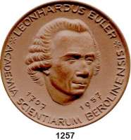 MEDAILLEN AUS PORZELLAN,Staatliche Porzellan-Manufaktur MEISSEN Berlin 1957 braun (67 mm).  250 Jahrfeier der Akademie der Wissenschaften - Leonhard Euler.  W. 3068.1.0.  Auflage 100 Exemplare.  Im Etui