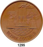 MEDAILLEN AUS PORZELLAN,Staatliche Porzellan-Manufaktur MEISSEN Cottbus 1975 braun (63 mm).  Bezirksleitung der SED.  W. 6129.1.0.  Im Etui.