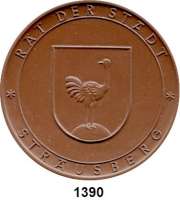 MEDAILLEN AUS PORZELLAN,Staatliche Porzellan-Manufaktur MEISSEN Strausberg 1970 braun (64 mm).  Rat der Stadt - Für besondere Verdienste.  W. 5444.1.0.  Auflage 300 Exemplare.  Im Etui.