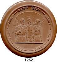 MEDAILLEN AUS PORZELLAN,Staatliche Porzellan-Manufaktur MEISSEN Berlin 1952 braun (99 mm).  1. Spartakiade der kasernierten Volkspolizei - DEM SIEGER.  Auflage 300 Exemplare.  W. 3030.1.0.