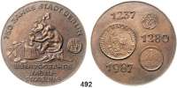 M E D A I L L E N,Numismatik Bronzegußmedaille 1987. 750 Jahre Berlin und über 700 Jahre Münzprägung in Berlin. Berliner Bär beim Münzprägen (Hammerschlag). / Münzmotive. 87 mm. 226,55 g.