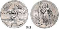 M E D A I L L E N,Weltkrieg Versilberte Medaille 1919 (Lauer). Auf den Frieden von Versailles. Auf einem Rheinfelsen sitzender, auf ein Schwert gestützter, trauernder Soldat wird von einer Göttin aus Wolke bekränzt. / Stehende Germania mit Schild und Palmzweig neben einer abgebrochenen Eiche, links auf dem Zweig eine Eule. 40,5 mm. 25,59 g. Vgl. Zetzmann 6043.