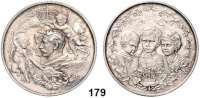 Deutsche Münzen und Medaillen,Preußen, Königreich Wilhelm II. 1888 - 1918 Silbermedaille 1889 (L. Pulst nach O. Geyer bei Oertel, Berlin).  Sogenannte Familienmedaille.  Doppeltes Brustbild des Kaisers mit seiner Gemahlin links, herum Putti mit Palmzweig und Krone. /  Brustbilder dreier Knaben im Weinkranz.   38 mm.  19,8 g. Marienburg 6889.