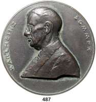 M E D A I L L E N,Akademien, Schulen, Universitäten Verdienst-Medaille des Präsidiums der Leopoldina. Bronzegußmedaille o.J. (1982) (B. Göbel). Für langjährige und verdienstvolle Mitarbeit im Präsidium der Leopoldina. Brustbild des Ausgezeichneten, Karlheinz Sommer (1907-1989) nach links. / 5 Textzeilen. 89,6 mm. 228,30 g. DGMK Bd. 17, S. 121, Nr. 29.