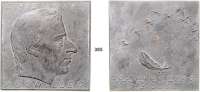 M E D A I L L E N,Personen Schiller, Friedrich von Brozegußplakette 2005. (Carsten Theumer). 200. Todestag. Kopf nach rechts. / Elf fliegende Kraniche, von denen eine Feder herabschwebt, darunter dreizeilige Inschrift. 102 x 102 mm. 389 g. Klein/Raff 283.