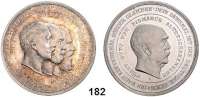 Deutsche Münzen und Medaillen,Preußen, Königreich Wilhelm II. 1888 - 1918 Silbermedaille 1896 (Ohne Signatur / Oertel).  25jähriges Reichsjubiläum.  Die Köpfe der drei deutschen Kaiser nach rechts. / Kopf des Altreichskanzlers Otto von Bismarck nach rechts.  39 mm.  21,64 g.  Bennert 196.  Müller 200.