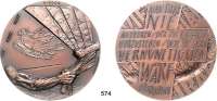 M E D A I L L E N,Varia Bronzemedaille 2005. Frieden in der Bedrohung. Zwei Hände zerren an einem Vorhang mit Totenkopf und gekreuzten Knochen welcher eine Friedentaube verdecken will. / 6 Zeilen (Dürrenmatt Zitat). 70 mm. 124,18 g. Im Originaletui.