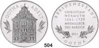 M E D A I L L E N,Numismatik Silbermedaille 2011 (333/ Sneschana Russewa-Hoyer und Heinz Hoyer, Staatliche Münze Berlin). Jahrestagung der Deutschen Gesellschaft für Medaillenkunst in Gotha. Gothaer Rathaus. / 8 Textzeilen. 40 mm. 19,79 g. In Papptasche.