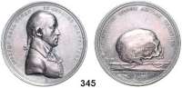 M E D A I L L E N,Personen Gall, Franz Joseph (Arzt und Begründer der Phrenologie) Silbermedaille 1805 (Abramson). Auf seine Vorlesungen in Berlin. Brustbild mit Zopf nach rechts. / Totenkopf liegt auf einem lorbeergeschmückten Äskulapstab. 40 mm. 18,02 g. Hoffmann 208.