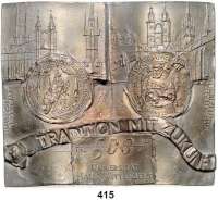 M E D A I L L E N,Städte Halle Weißmetall Plakette 2002 (Peter-Götz Güttler, Dresden). 500 Jahre Universität Halle-Wittenberg. Auf den Seiten eines aufgeschlagenen Buches Bauwerke von Halle. / Konkaver Buchrücken mit den Stadtwappen von Wittenberg und Halle. 89 x 102 mm. 387,4 g. Werksverzeichnis Nr. 2002.10. Auflage 50 Exemplare.