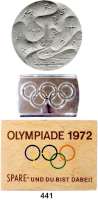 M E D A I L L E N,Olympiade A L L G E M E I N Heft (JACOBS KAFFEE) mit Tabellen zum Eintragen 1964 Tokio; Holzspardose 1972 München; Förderungszertifikat der Stiftung Deutsche Sporthilfe über 10 DM; Album mit 41 russischen Ersttagsbriefen 1980 Moskau; Zwei Esslöffel 1980 Moskau; Telefonkarte 12 DM 1992 Team Olympia; 8 Medaillen zum Thema Olympische Spiele (18 bis 83 mm); 13 Anstecknadeln, 1 Knopf, 2 Anhänger und eine Koppelschnalle mit olympischen Ringen.