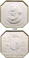 MEDAILLEN AUS PORZELLAN,Staatliche Porzellan-Manufaktur MEISSEN Karl-Marx-Stadt (jetzt wieder Chemnitz) o.J.(1957/58) weiß mit Goldrand.  Ehrengabe der Stadt.  85 x 85 mm.  W. 3253.2.1.1.  Im Originaletui mit Visitenkarte des Oberbürgermeisters Kurt Müller.