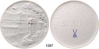 MEDAILLEN AUS PORZELLAN,Staatliche Porzellan-Manufaktur MEISSEN Berlin 1985 weiß (101 mm).  Zentralkomitee der SED (überreicht anläßlich eines Essens des Generalsekretärs des ZK der SED, Erich Honecker,  für eine Delegation der Sozialistischen Partei Japans im Palais Unter den Linden).  Auflage 40 Exemplare.  W. 8081.2.0.  Im Originaletui.