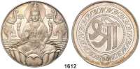AUSLÄNDISCHE MÜNZEN,Indien Republik seit 1950 Feinsilbermedaille.  Darstellung der hinduistischen Göttin Lakshmi (in der Form als Gajalaksmi).  Die Göttin auf einer Lotosblüte wird von zwei Elefanten flankiert, die im Hinduismus für Glück, königliche Macht und Wohlstand stehen.  51,5 mm  50,1 g.